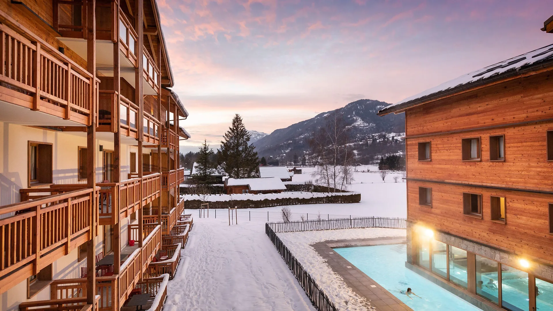 Séjourner près des Babuches à Samoëns : 2 Hôtels Centraux Comparés