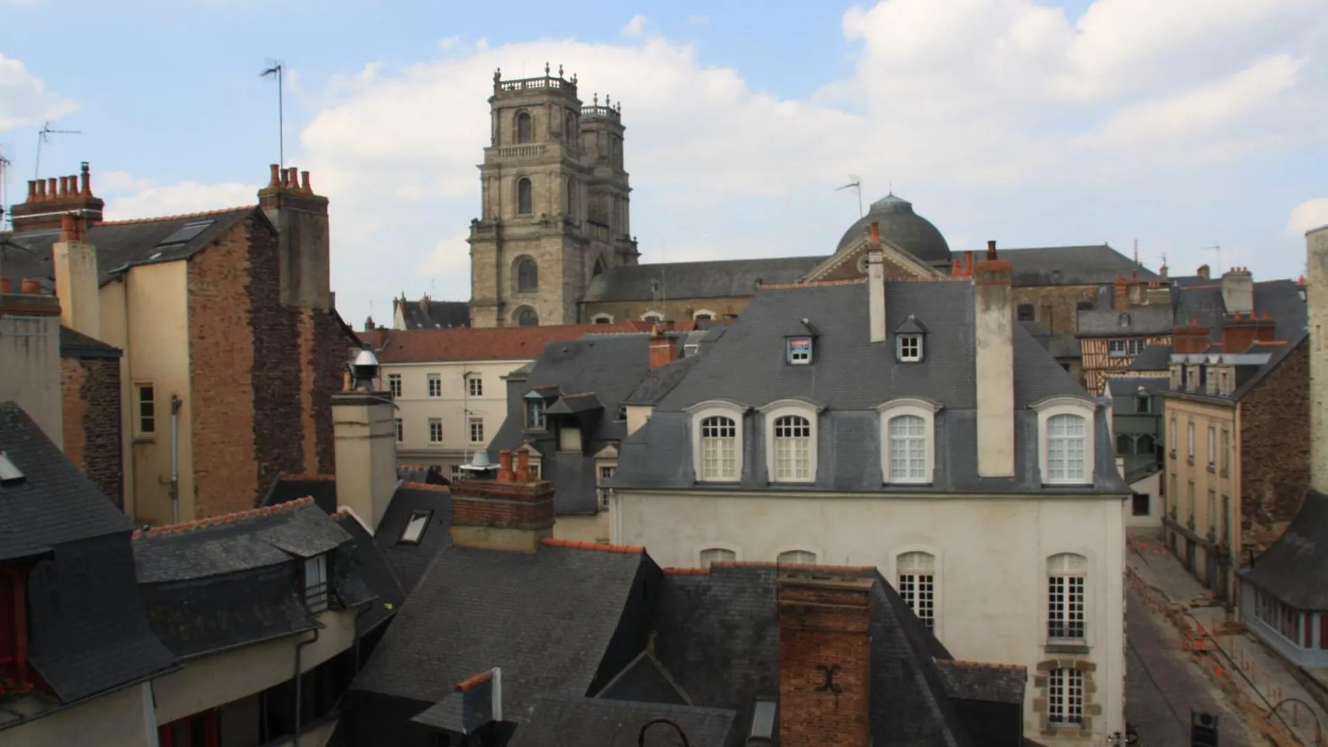 2 Hôtels Très Propres près des Champs Libres à Rennes